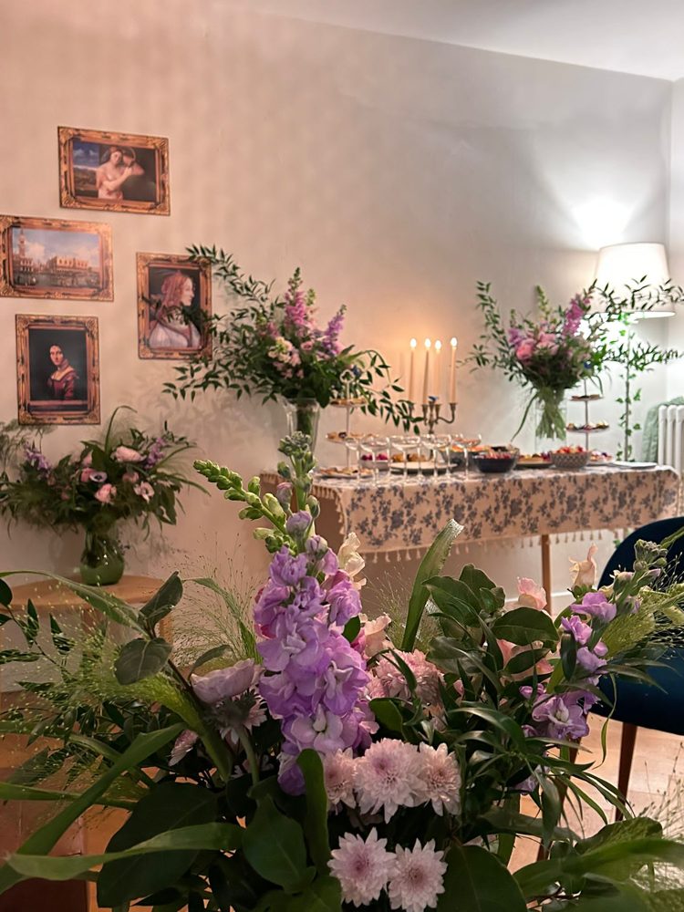 Buffet fleuri et chandelier d'une murder party Bridgerton